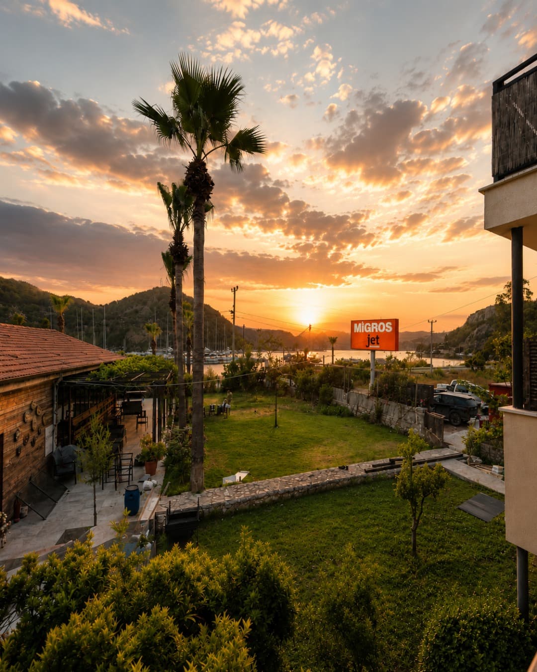 Palmiye Nature Hotel ön tarafına yakın sosyal bahçe alanı
